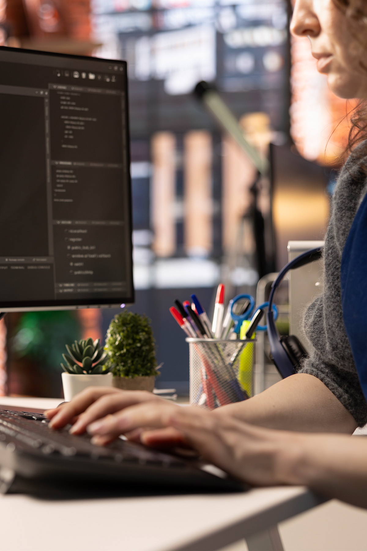 Drupal Entwicklung Frau arbeitet am Computer